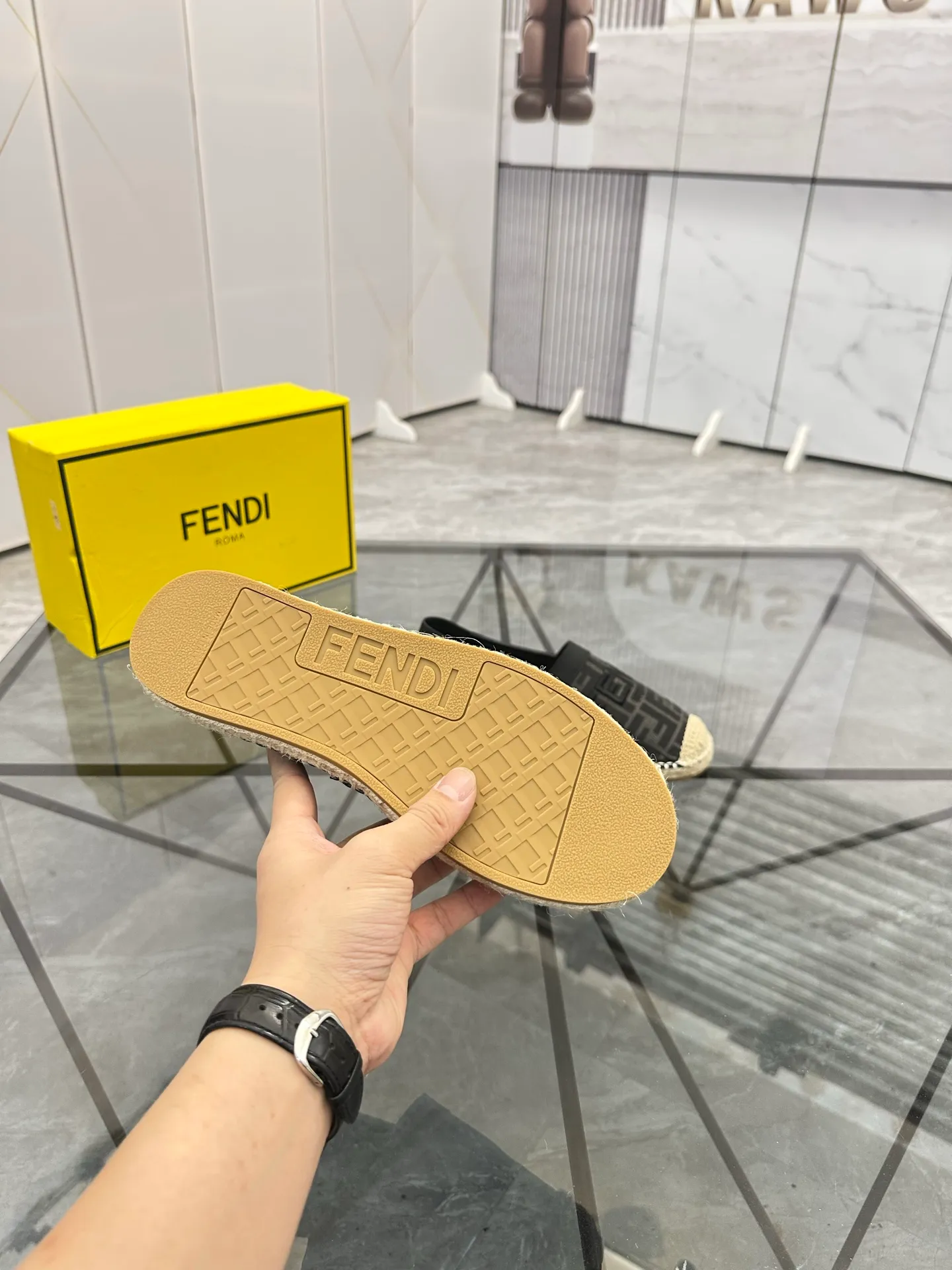 Selling men's shoes 💰: 💰P420¥ Product trademark: Fendi* "Fendi*" low-top fisherman's shoes Regular size: 38-44 (can be customized to 37.45) Product materials: upper imported cowhide stitched with original fabric, sheepskin lining, original outsole. Number: 1023